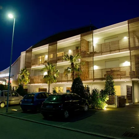 曾尼美景及咖啡公寓式酒店 4*