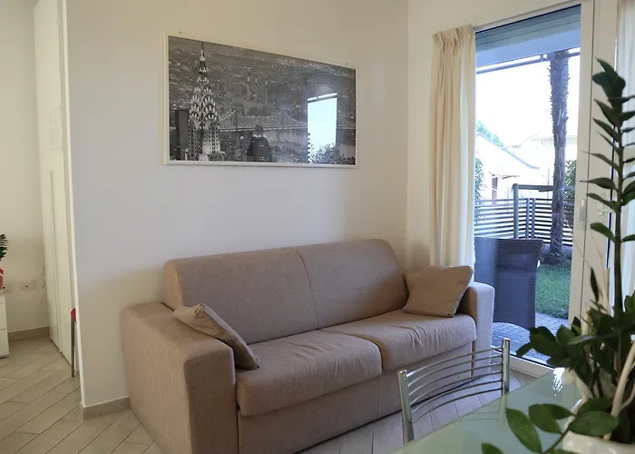 曾尼美景及咖啡公寓式酒店 4*