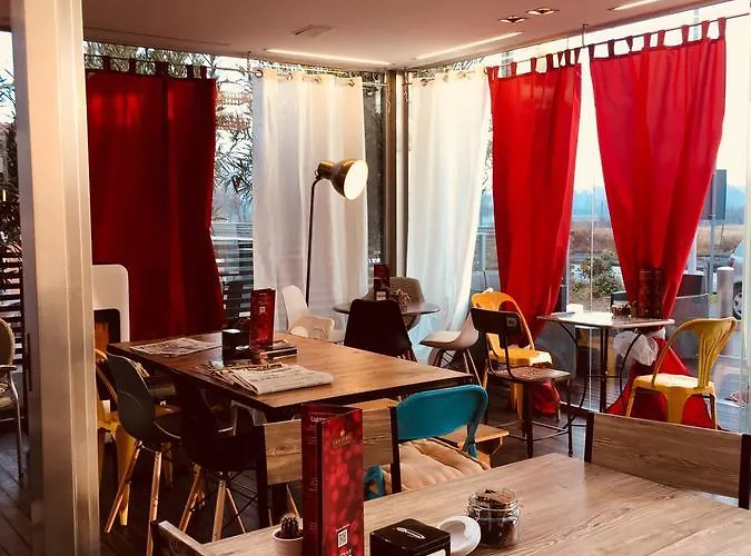 曾尼美景及咖啡公寓式酒店 4*